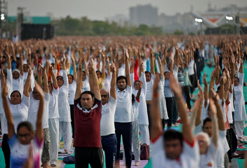 Milhares de pessoas fazem ioga em Ahmedabad, Índia, dia 21 de junho de 2022, no Dia Internacional do Ioga 
