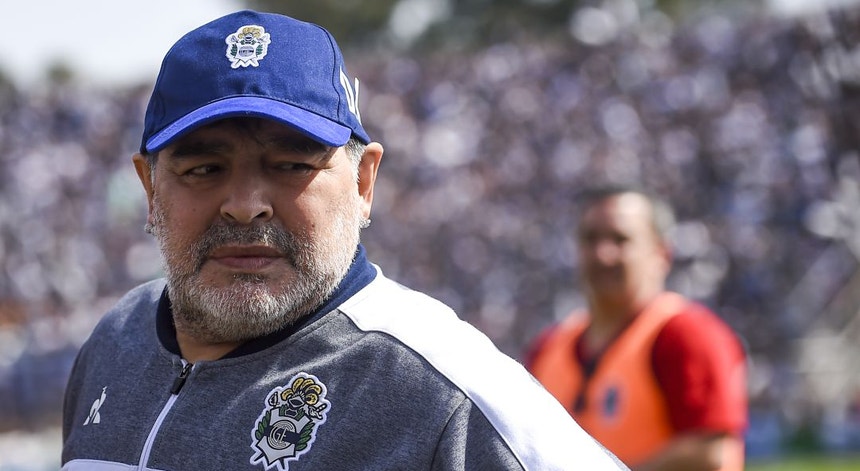 Maradona voltou atrás e mantém-se no comando da equipa do  Gimnasia de la Plata

