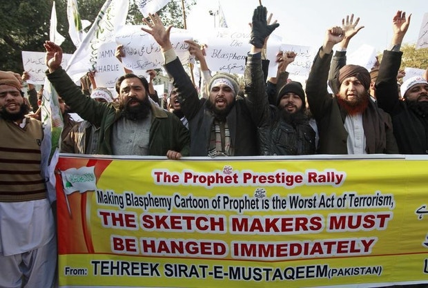 Manifestantes em Lahore, Paquistão, a 15 de janeiro de 2015, pedem o enforcamento dos cartoonistas do jornal "CHarlie Hebdo" responsáveis por uma nova caricatura do profeta Maomé. Os partidos radicais islâmicos paquistaneses têm apelado a manifestações em massa contra as representações satíricas de Maomé e "em defesa do prestígio do profeta".
