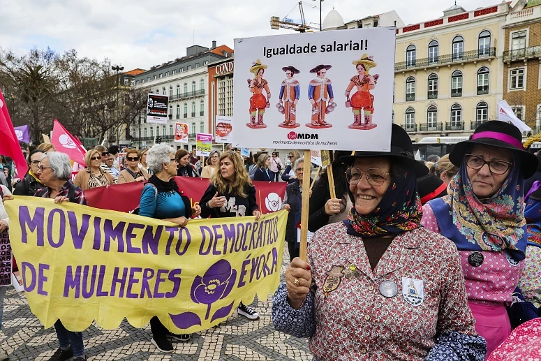 Mulheres saem à rua para reivindicar os seus direitos
