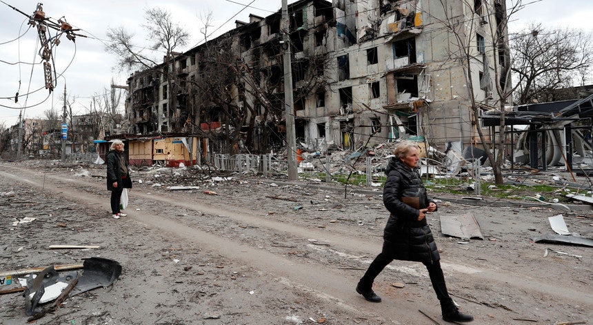 Prédio residencial destruído em Mariupol, imagem de 18 de abril. 
