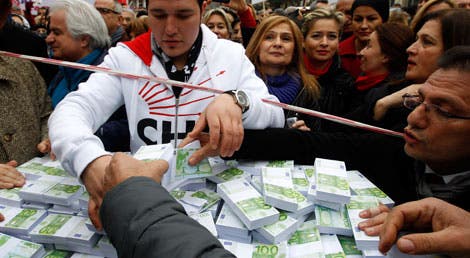 Istambul, 26 de fevereiro de 2014, manifestantes denunciam a corrupção do promeiro ministro Tayyp Erdogan usando papéis a fingir de dinheiro Istambul, 26 de fevereiro de 2014, manifestantes denunciam a corrupção do promeiro ministro Tayyp Erdogan usando papéis a fingir de dinheiro
