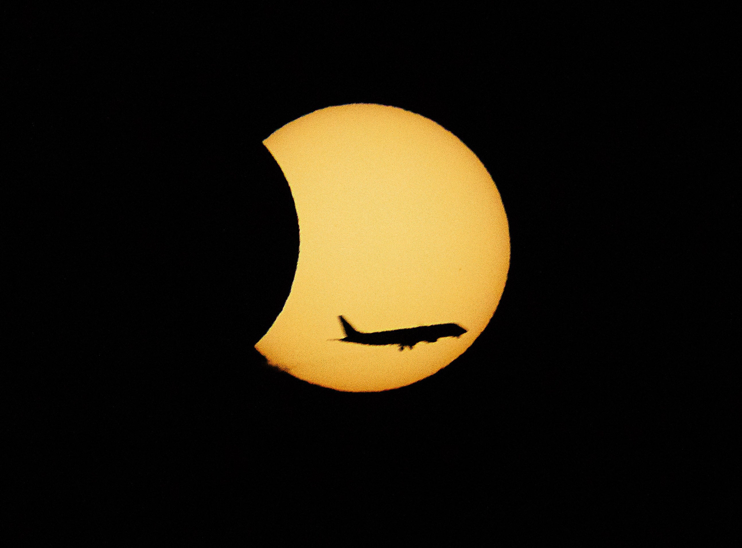 Um eclipse digital. Fenómeno astronómico apagou o dia mas acendeu as redes sociais