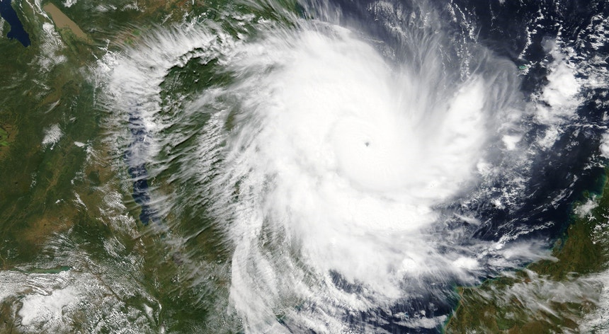 O ciclone perdeu força, mas mantém-se elevado o risco de cheias e de deslizamentos de terras

