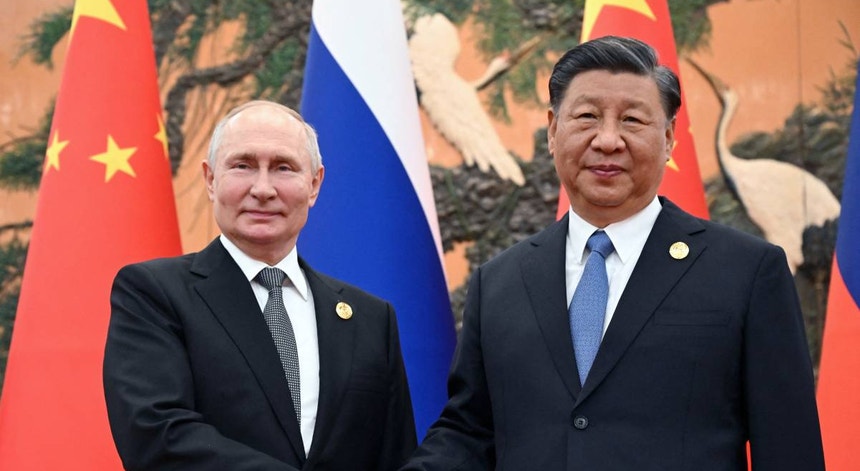 Xi insta a Putin a hacer “esfuerzos” para “salvaguardar la justicia internacional”