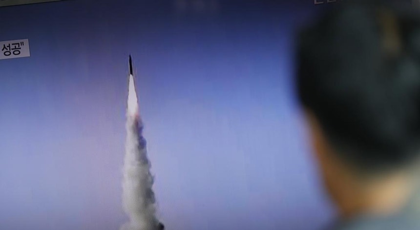 A Coreia do Norte voltou a disparar um míssil balístico desta vez para o mar do Japão

