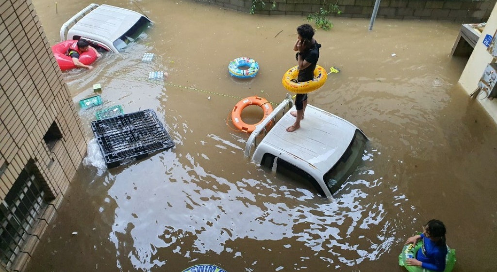  Coreia do Sul, Hadong. Residentes esperam ajuda no mercado inundado | Yonhap - Reuters   