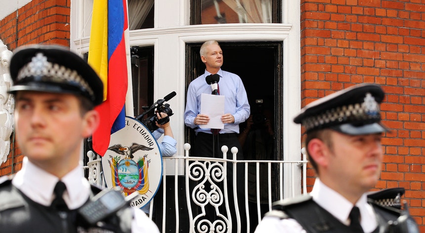 Julian Assange a falar à comunicação social a partir de uma varanda da embaixada do Equador em Londres, a 19 de agosto de 2012
