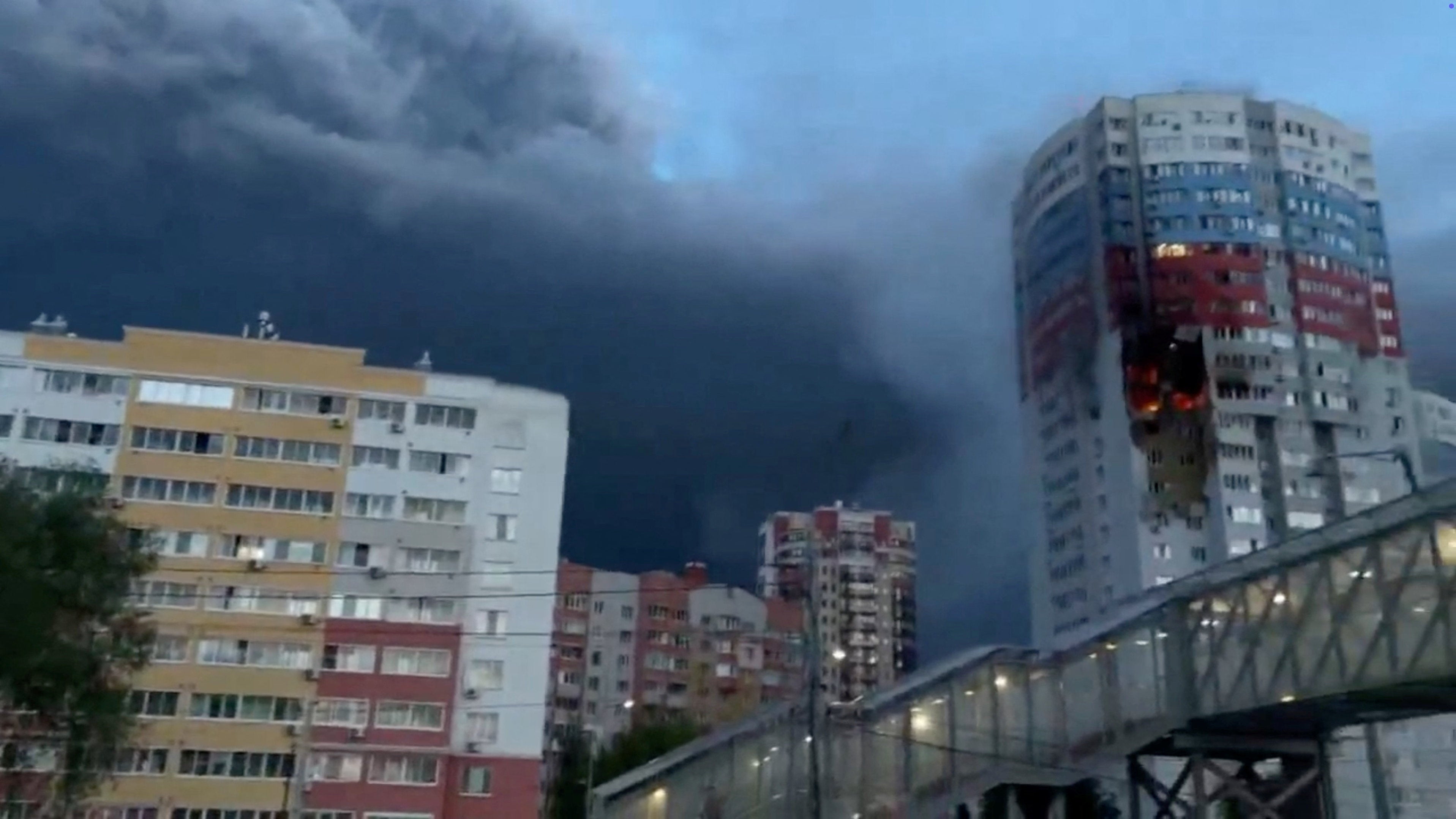 Ucrânia responde. Refinaria e edifício residencial visados em Ryazan