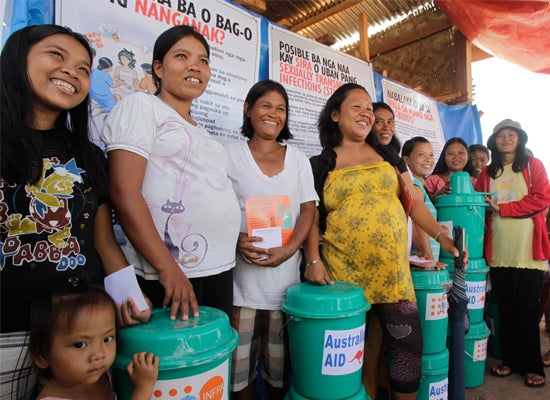 Mulheres gr&aacute;vidas esperam pelo exame pr&eacute;-natal numa cl&iacute;nica improvisada do UNFPA