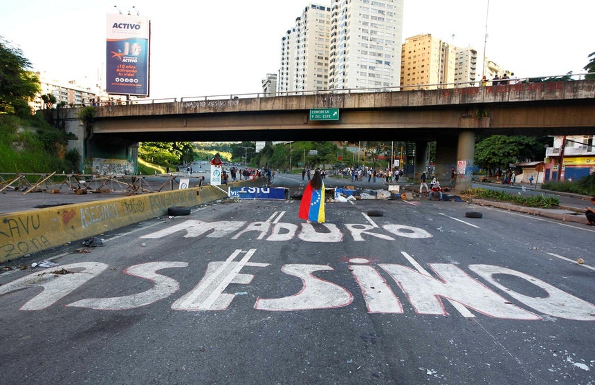 Uma avenida em Caracas, capital da Venezuela, após manifestações anti-Presidente Maduro
