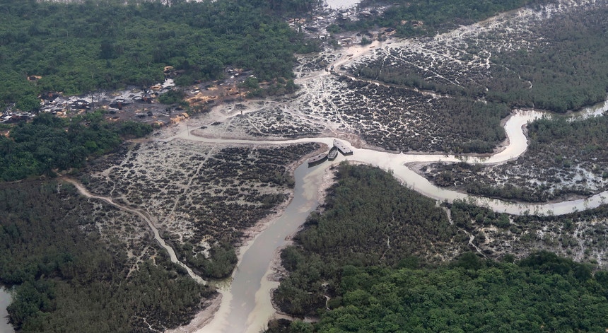 Imagem da poluição ocasionada por um derrame de petróleo no Delta do Níger em agosto de 2018
