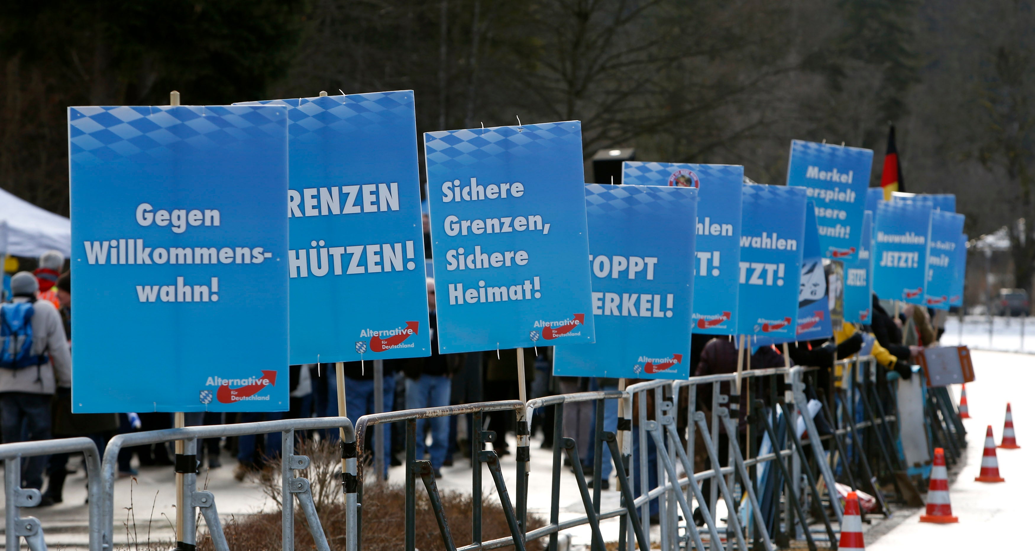 Cartazes do 'Alternativa para a Alemanha' junto &agrave; fronteira pedindo a proibi&ccedil;&atilde;o das entradas de migrantes Foto: Reuters