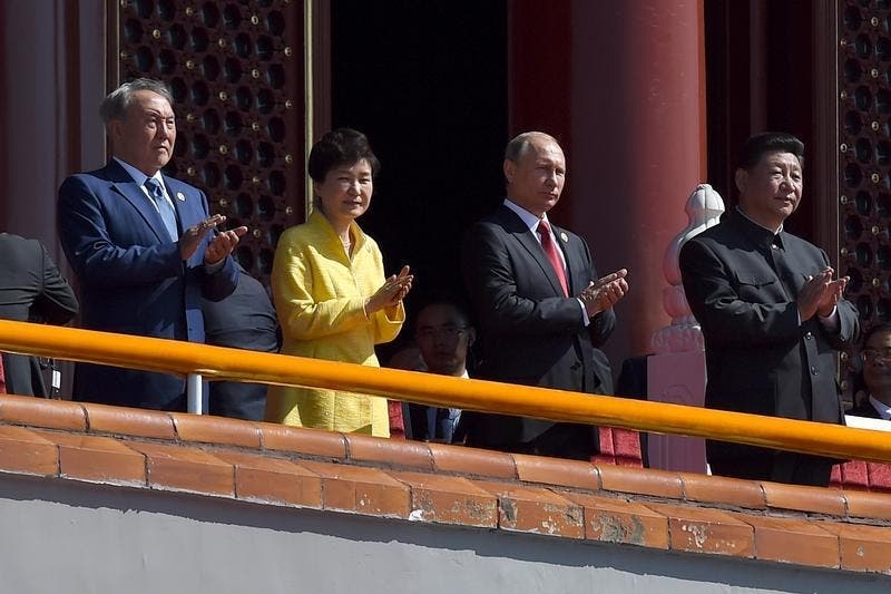 Da esquerda para a direita: o Presidente do Kazaquistão, Nursultan Nazarbayev, a Presidente da Coreia do Sul, Park Geun-hye, o Presidente da Rússia, Vladimir Putin e o Presidente chinês Xi Jinping, na parada militar que festejou em Pequim os 70 anos do fim da Segunda Grande Guerra Foto: Reuters