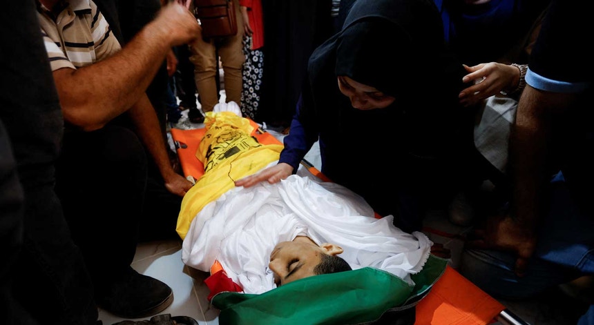 Imagem do funeral de Mohammed Hassouna, uma das crianças palestinianas que morreu na sequência da recente escalada de violência na região. 
