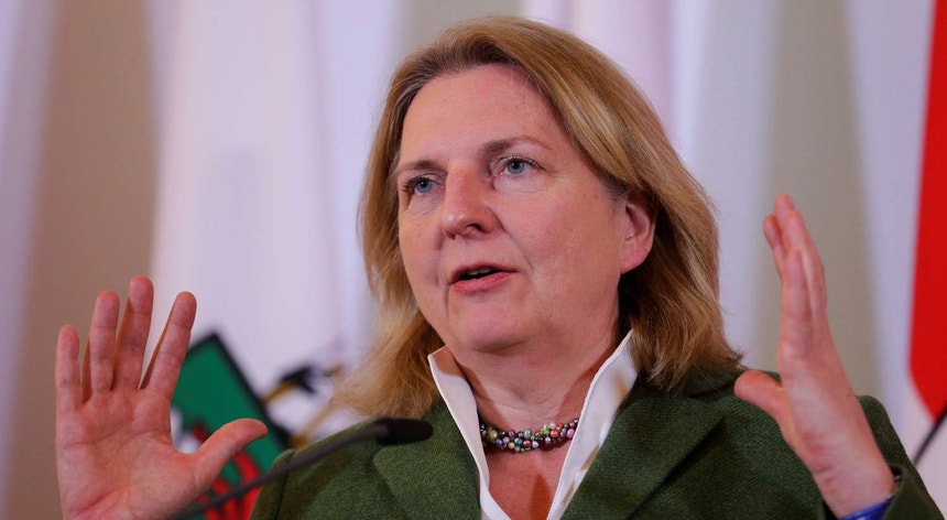A ministra austríaca Karin Kneissl
