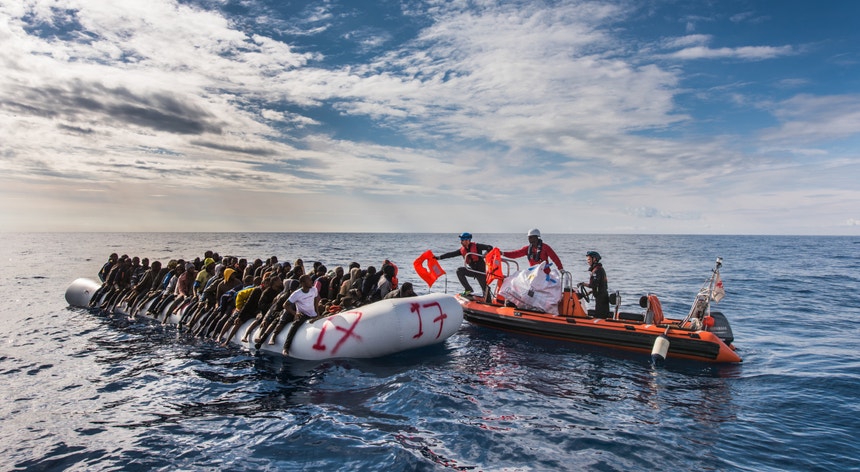 Ocean Viking salva a 438 inmigrantes en el Mediterráneo