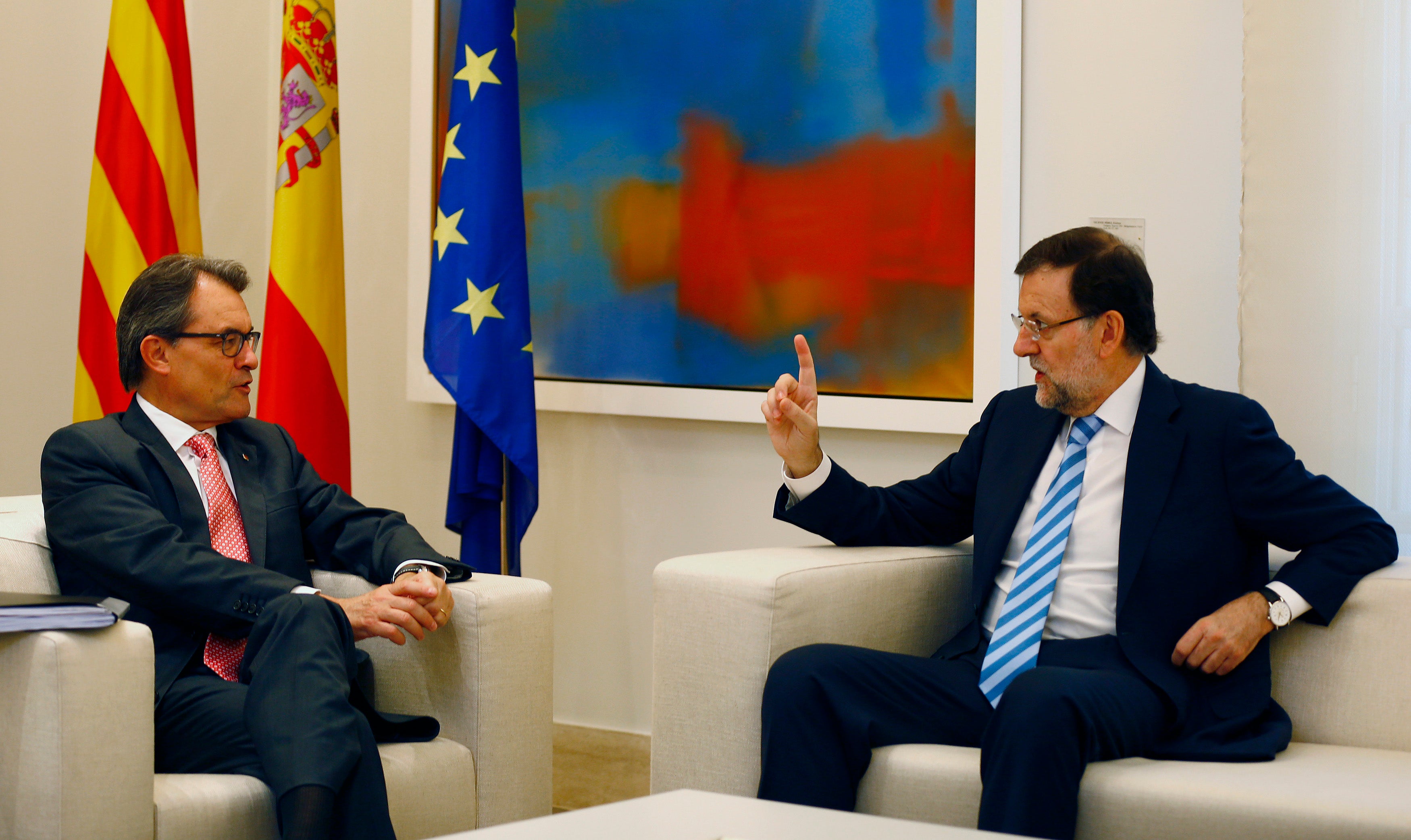 No passado m&ecirc;s de Julho, o referendo catal&atilde;o foi o principal assunto no encontro entre Mariano Rajoy e Artur Mas, no Pal&aacute;cio da Moncloa, em Madrid. Foto de Paul Hanna, Reuters