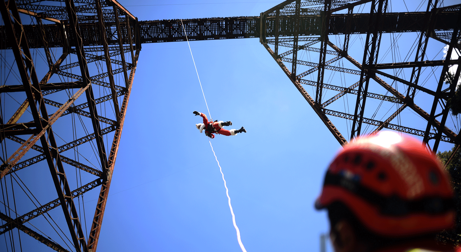  Um oficial Superior dos Bombeiros Municipais, Hector Chacon, de 76 anos, desce de uma ponte, na Cidade da Guatemala. Esta tradi&ccedil;&atilde;o come&ccedil;ou em 1997. Cr&eacute;ditos: EPA/Edwin Bercian 