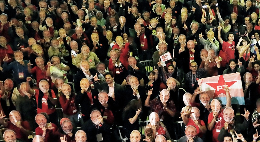 Membros do PT durante o Congresso Nacional com máscaras alusivas a Lula da Silva
