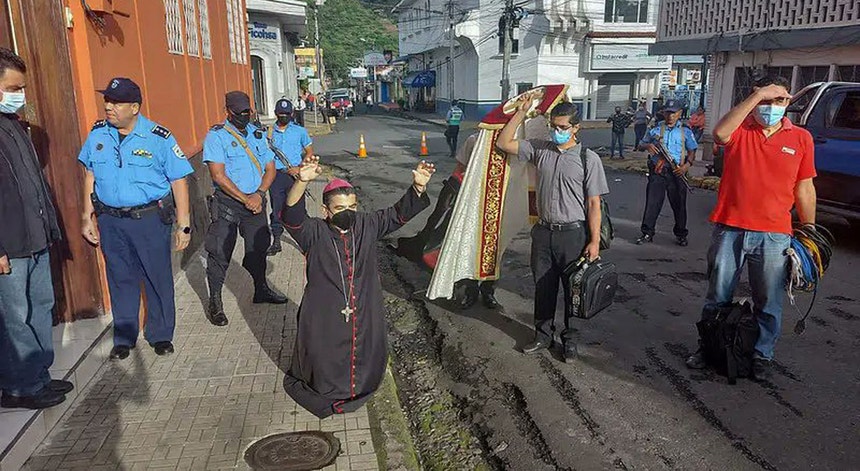 O bispo Rolando Álvarez foi detido no Palácio Episcopal da Diocese de Matagalpa, no norte da Nicarágua. Na imagem rezava de joelhos em plena rua dia 4 de agosto de 2022, vigiado pelas forças policiais, momentos antes de ficar sob prisão domiciliária
