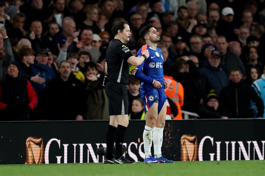 Imagem de Pedro Neto acusado de conduta imprópria após expulsão na Liga inglesa