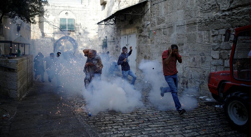 A polícia israelita  disparou granadas de gás lacrimogéneo para dispersar milhares de palestinianos durante confrontos no Monte do Templo, ou Esplanada das Mesquitas
