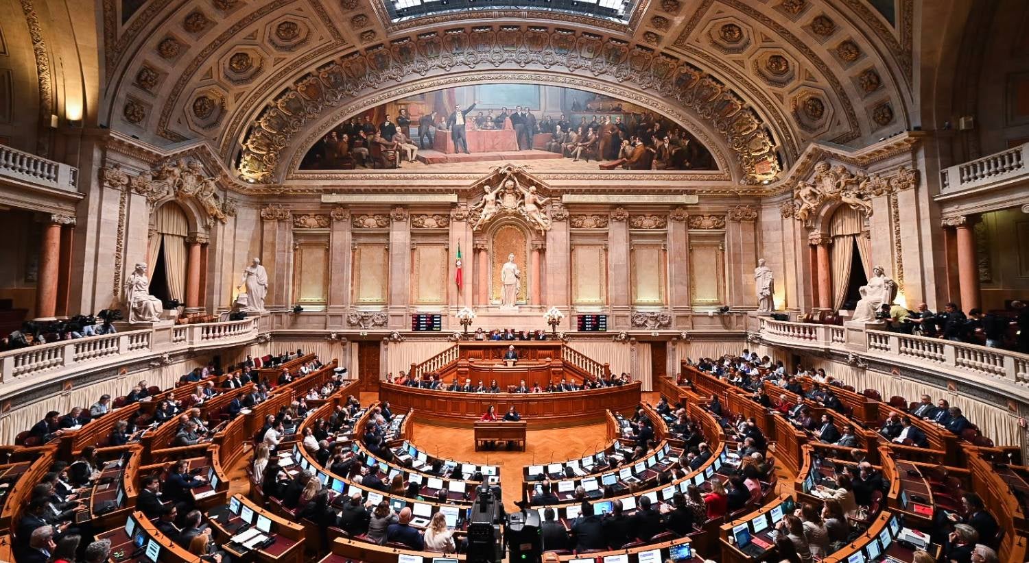 Mo��o de censura do Chega ao Governo debatida hoje no Parlamento. PS abst�m-se