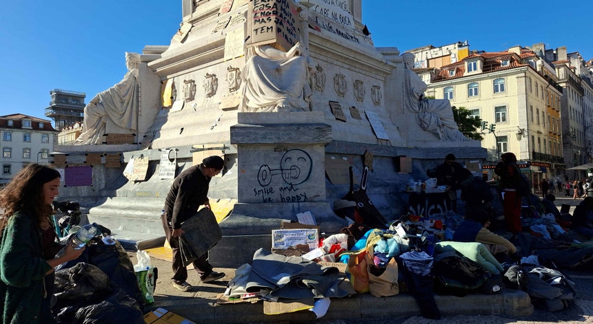 Imagem de Todas as tendas retiradas do Rossio após ordens da PSP e Polícia Municipal