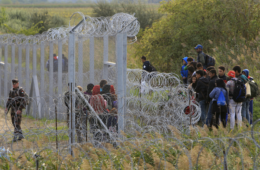 Refugiados passaram a noite ao relento do lado sérvio frente à barreira de arame farpado erguida pela Hungria na fronteira com a Sérvia Foto: Reuters Refugiados passaram a noite ao relento do lado sérvio frente à barreira de arame farpado erguida pela Hungria na fronteira com a Sérvia Foto: Reuters