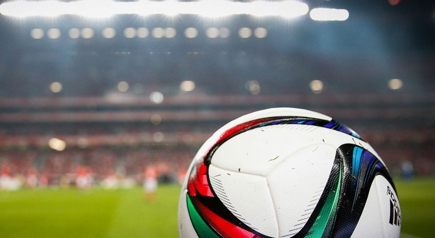 O fim de semana futebolístico promete ser animado pela luta entre Benfica e Sporting

