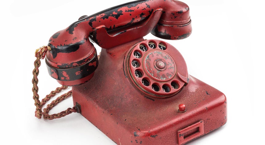 Resultado de imagem para Telefone de Hitler é vendido em leilão