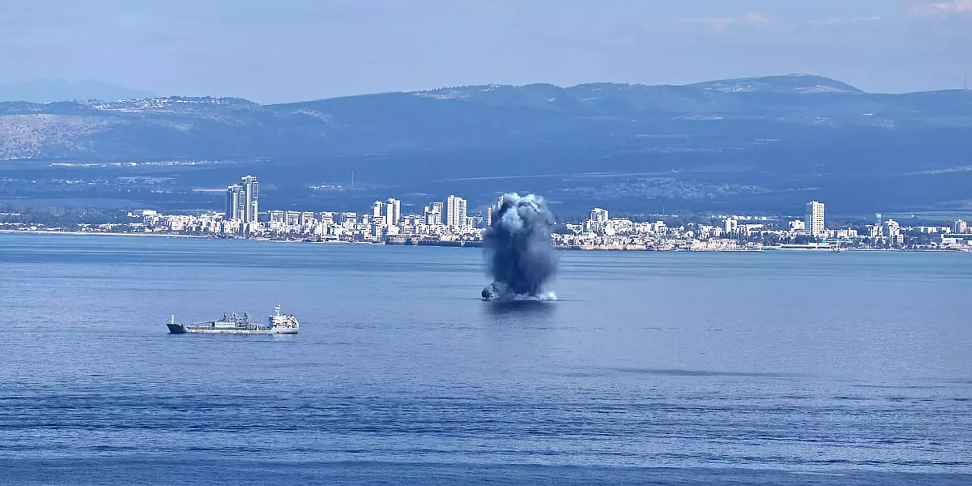 Teerão lança novos ataques contra Israel e alvos norte-americanos no Golfo Pérsico