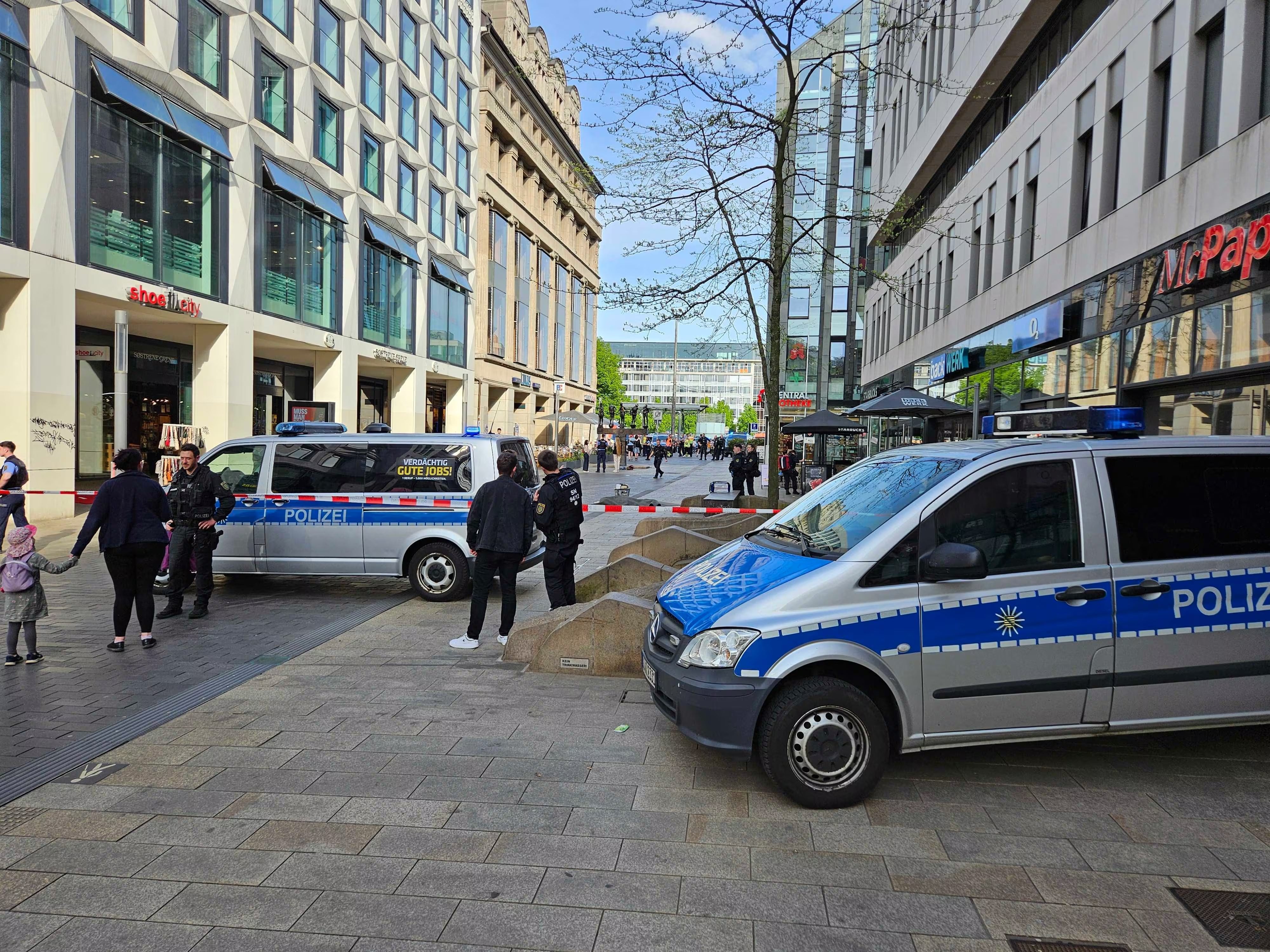 Carro atropela multidão no centro de Leipzig, há registo de pelo menos dois mortos