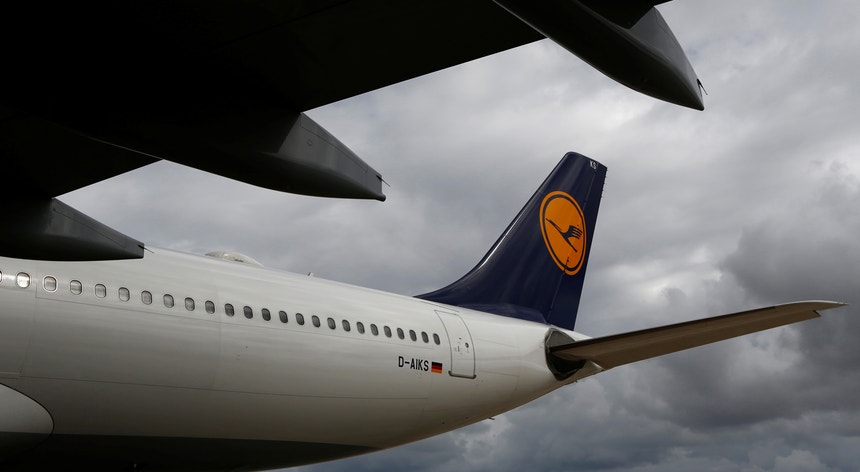 O grupo Lufthansa anunciou já o cancelamento de 800 dos voos previstos para terça-feira, por causa da greve em quatro aeroportos da Alemanha
