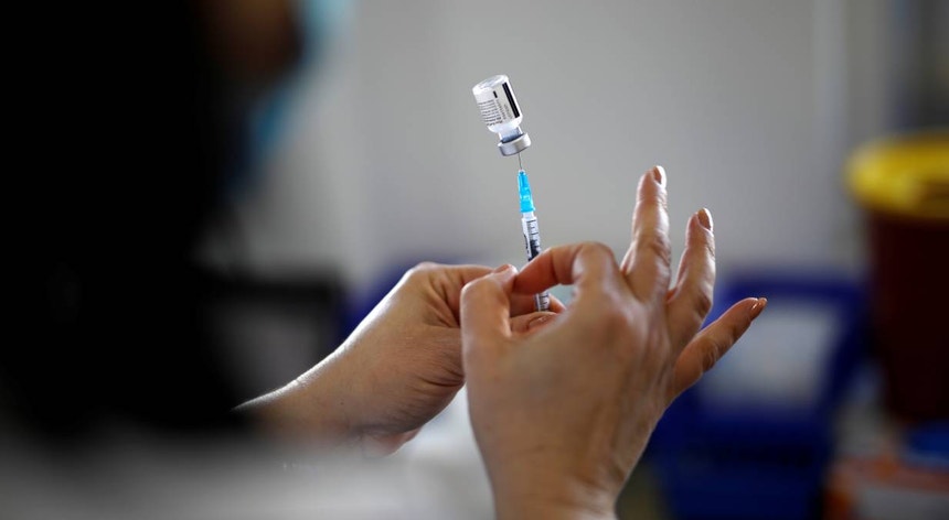 Mais de 3,5 milhões de israelitas já receberam a primeira dose da vacina e 2,1 milhões a segunda
