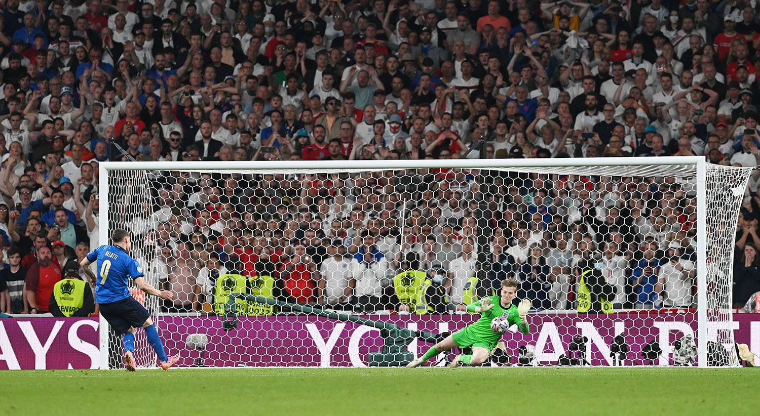  Pen&aacute;lti defendido, Andrea Belotti perdeu uma oportunidade &uacute;nica. | Foto: Paul Ellis - Reuters 