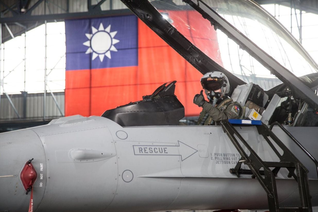 Força Aérea de Taiwan procura piloto que se ejetou de um caça F-16
