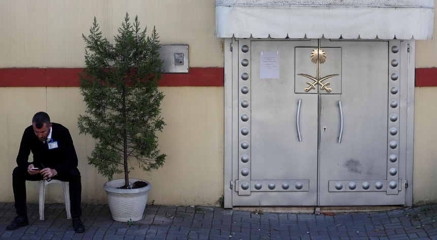Porta de entrada do antigo Consulado da Arábia Saudita, em Istambul
