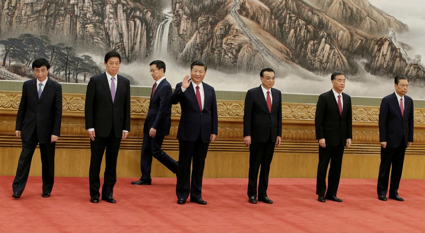 A cúpula do regime chinês quebrou uma tradição, ao não indicar qualquer nome par a sucessão do Presidente Xi Jinping
