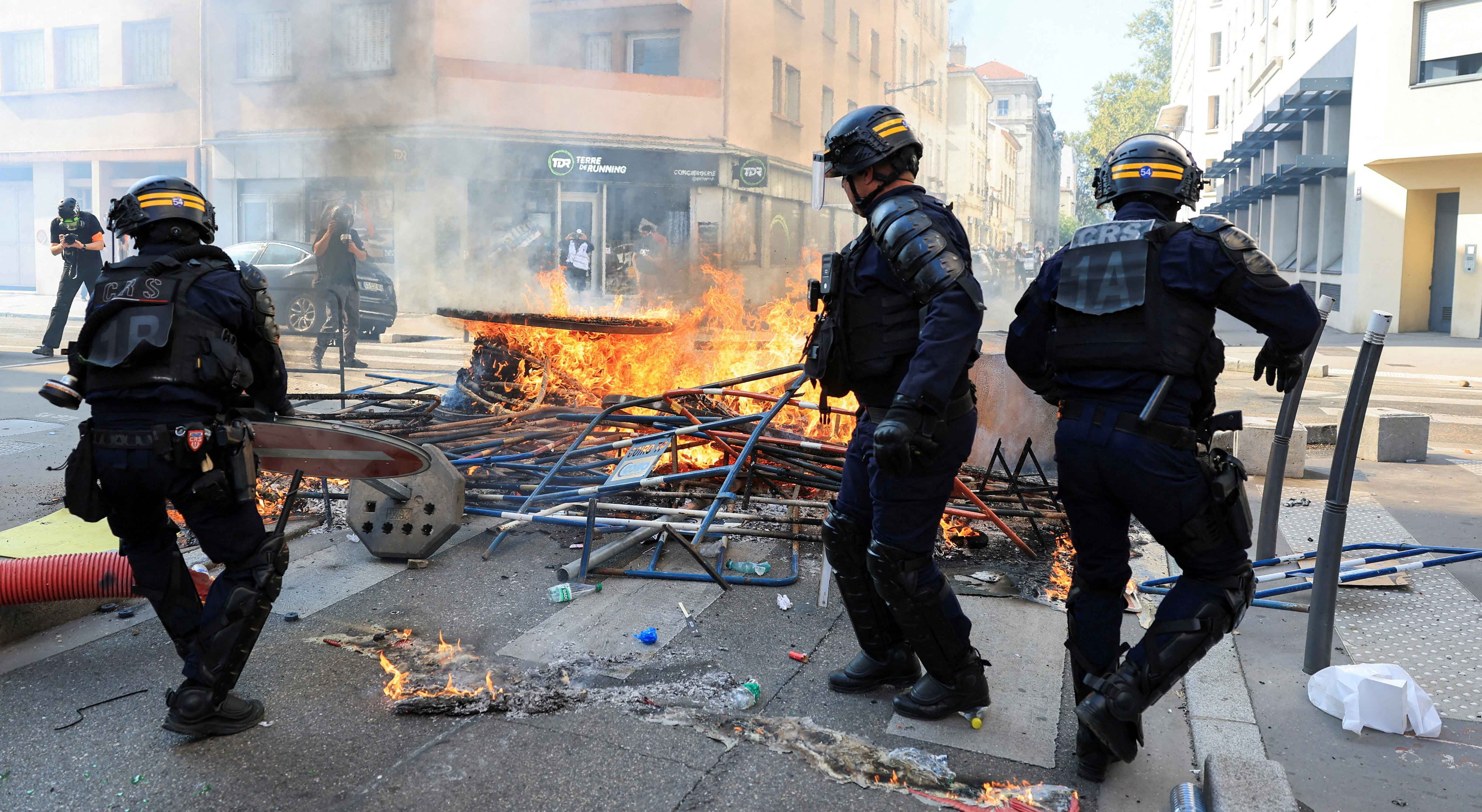 Protestos estudantis em França. Centenas de feridos em confrontos com a polícia