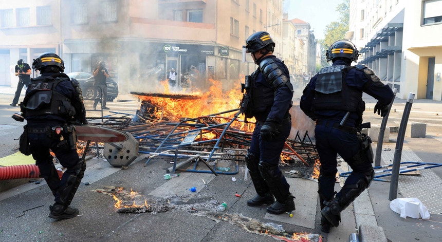 Imagem de Protestos estudantis em França. Centenas de feridos em confrontos com a polícia