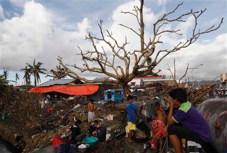 Canos subterr&acirc;neos foram desenterrados pelas popula&ccedil;&otilde;es de Tacloban, Filipinas, em busca de &aacute;gua para lavar roupa e cozinhar, cinco dias ap&oacute;s a passagem do tuf&atilde;o Haiyan (Reuters)