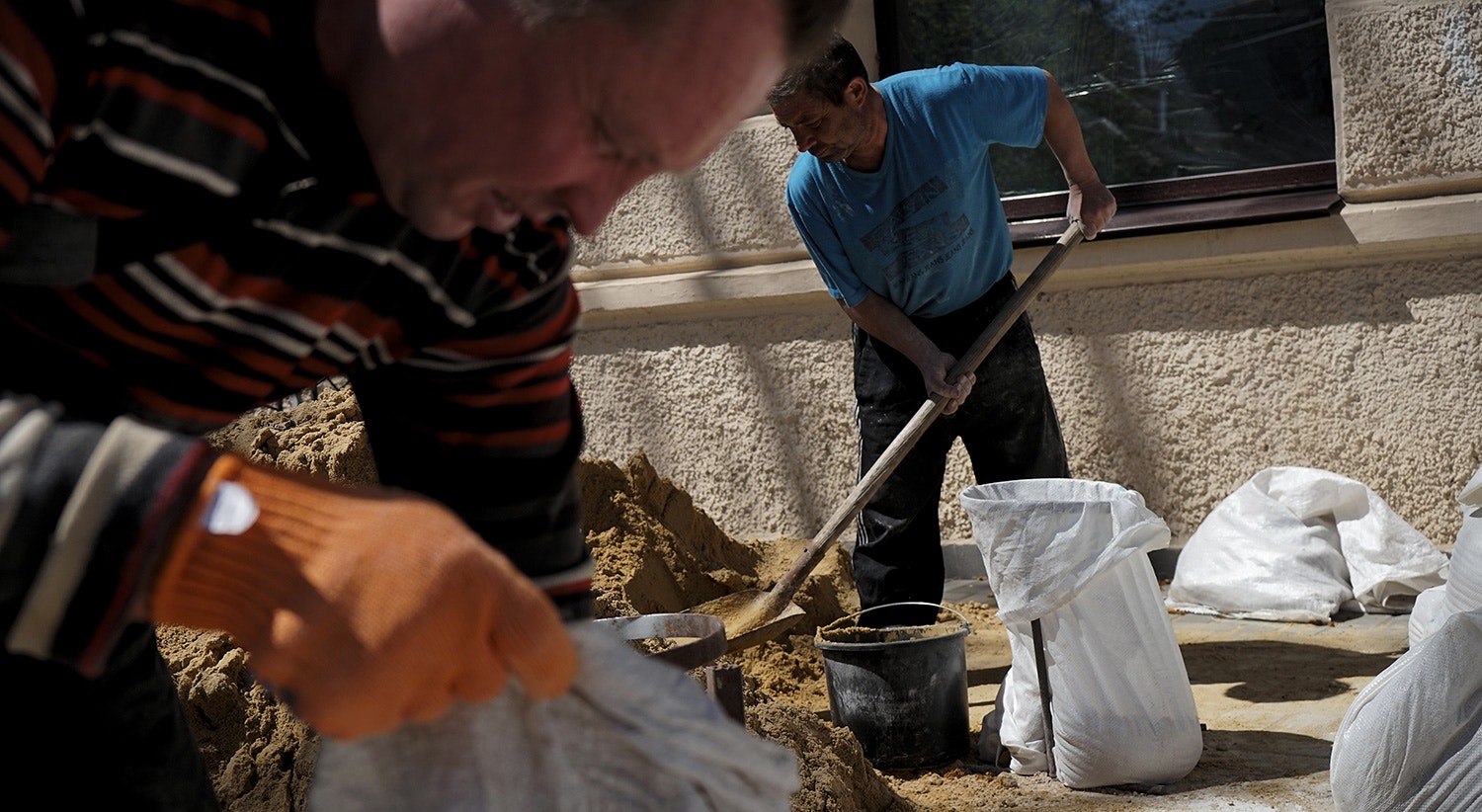  Habitantes de Mykolaiv enchem sacos com areia para proteger as ruas e as casas de Mykolaiv. 