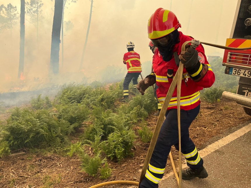Incêndio em Valpaços continua ativo e mobiliza centenas de operacionais