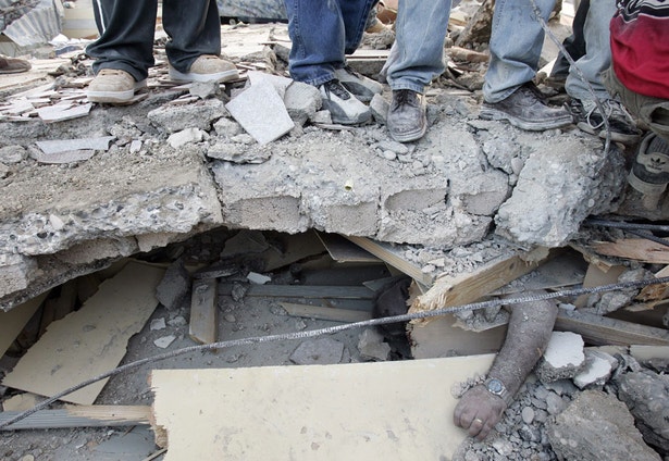  Nem todas foram hist&oacute;rias com um fim feliz. Este homem ficou soterrado debaixo dos escombros e n&atilde;o sobreviveu 