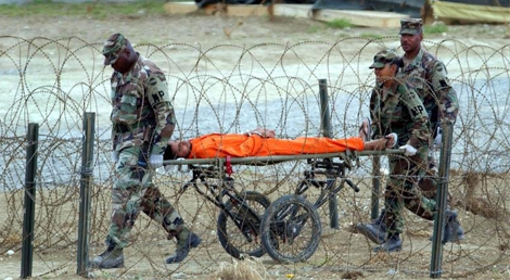 Detido em Guantanamo, transportado por guardas presumivelmente após um interrogatório. Fonte: Reuters Detido em Guantanamo, transportado por guardas presumivelmente após um interrogatório. Fonte: Reuters