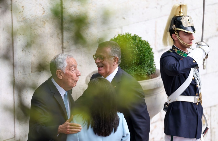 Imagem ilustrativa: Seguro cumpre tradição e condecora Marcelo com o grande-colar da Ordem da Liber