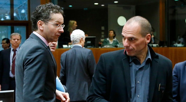 Jeroen Dijsselbloem (à esq.) e Yannis Varoufakis
