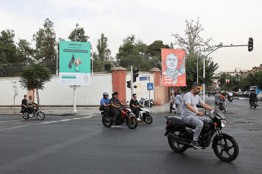 Em Teerão, um cartaz homenageia Ismail Haniyeh, líder político do Hamas, que morreu num ataque no final de julho, na capital iraniana
